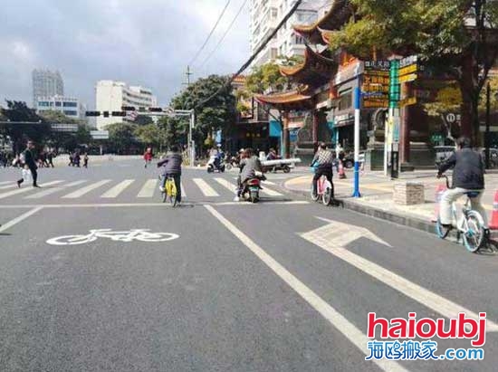 昆明人民中路非機(jī)動(dòng)車道調(diào)換了位置.jpg 昆明人民中路非機(jī)動(dòng)車道調(diào)換了位置.jpg